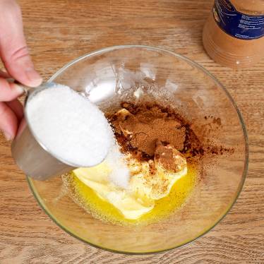 1. Fyllning: Smält smöret lite grann i mikron. Tillsätt strösocker, vaniljsocker och kanel. Blanda med en sked.