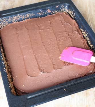 4. Grädda kakan mitt i ugnen i ca 20 min. Blanda ihop ingredienserna till glasyren och bred ut den jämnt på kakan. 