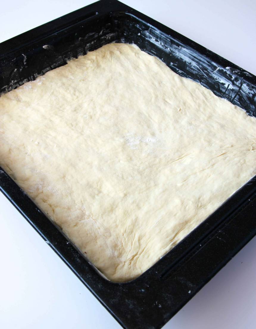 3. Tryck ut degen i en smord långpanna, ca 29 x 32 cm. Låt den jäsa under bakduk i ca 30 min. 