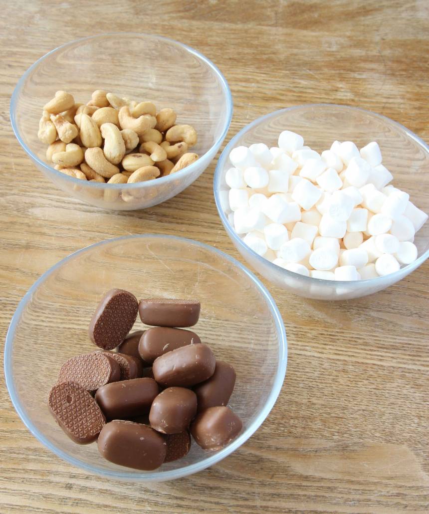 Typiska rocky road-ingredienser: dumlekola, cashewnötter och minimarshmallows.
