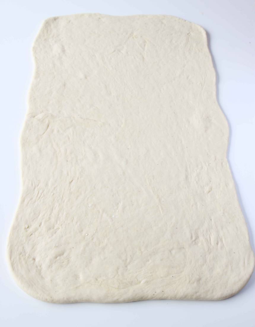 1. Gör degen enligt receptet. Låt den jäsa under bakduk i ca 45 min. 3. Kavla ut en rektangel, ca ½ cm tjock. 