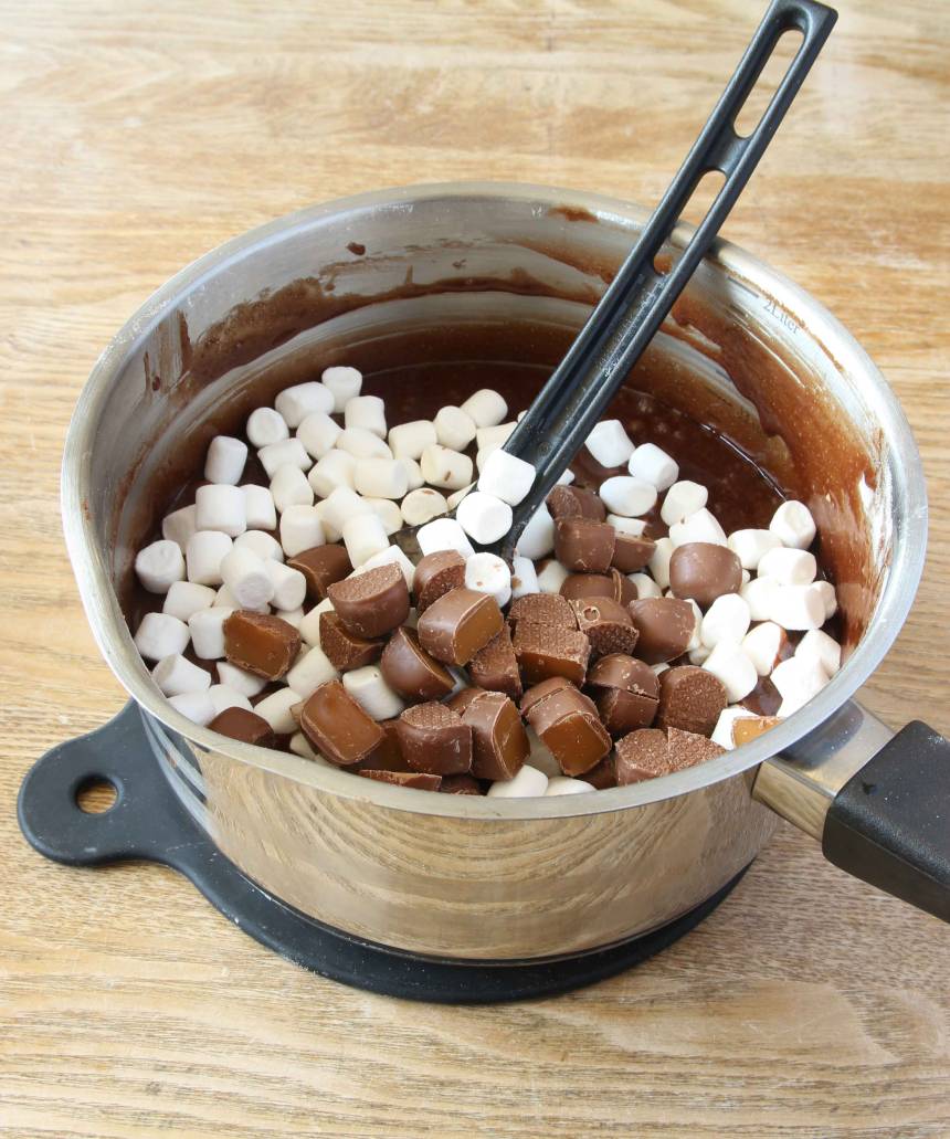 1. Smält smöret i en kastrull. Tillsätt resten av ingredienserna i kastrullen och blanda snabbt ihop allt till en slät smet.  Blanda ner minimarshmallows och dumlekola.