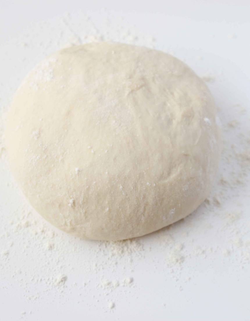 1. Gör degen enligt receptet och låt den jäsa under bakduk i ca 45 min. Knåda igenom den på ett mjölat bakbord.