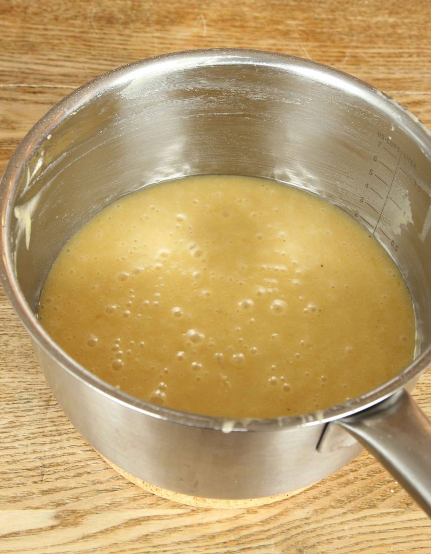 1. Sätt ugnen på 175 grader. Smält smöret och tillsätt resten av ingredienserna i nämnd ordning. Du behöver inte vispa utan bara röra ihop allt till en slät smet.