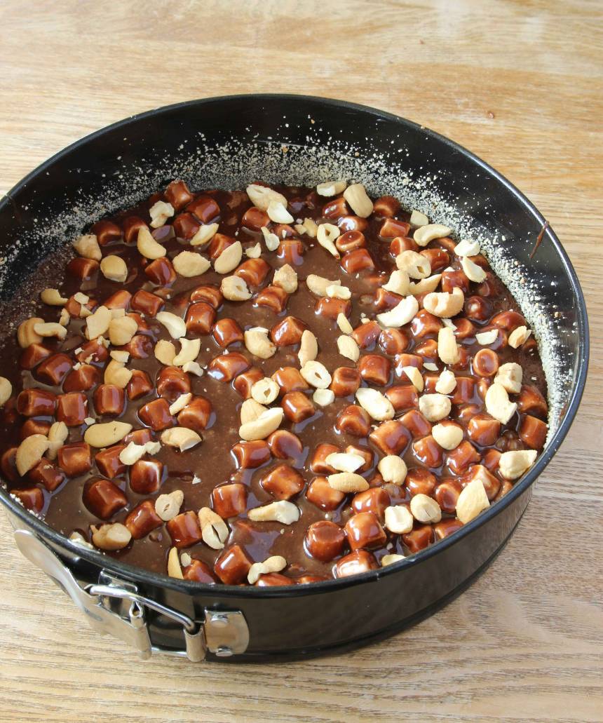 2. Häll smeten i formen.  Strö cashewnötterna jämnt över kakan. Grädda den mitt i ugnen i ca 20 min. Anpassa gräddningstiden efter hur kladdig du vill ha den.  