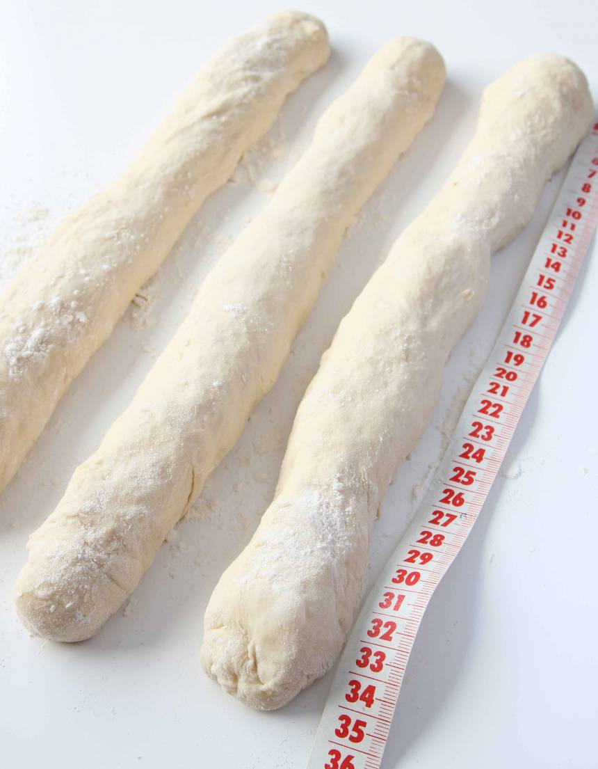 2. Dela degen i tre delar och rulla ut dem till längder, ca 45 cm långa på ett mjölat bakbord. 