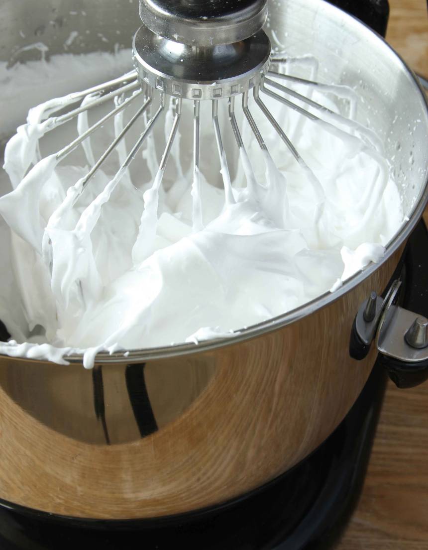 2. Gör smeten enligt receptet. Vispa den kraftigt med en elvisp eller i en bakmaskin tills massan är vit och fluffig.