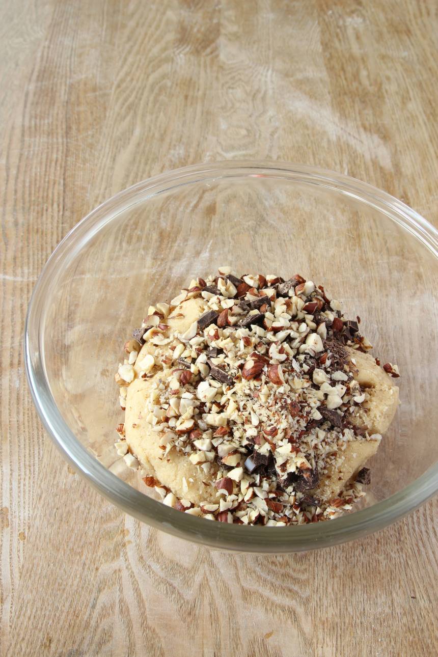 3. Blanda ner nötter och choklad i degen. 