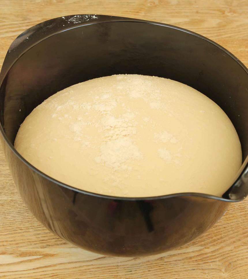 1. Gör degen enligt receptet. Låt den jäsa under bakduk i 50–60 min. 