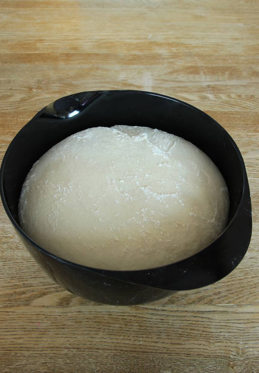 1. Gör degen enligt receptet och låt den jäsa under bakduk  i ca 50 min. 