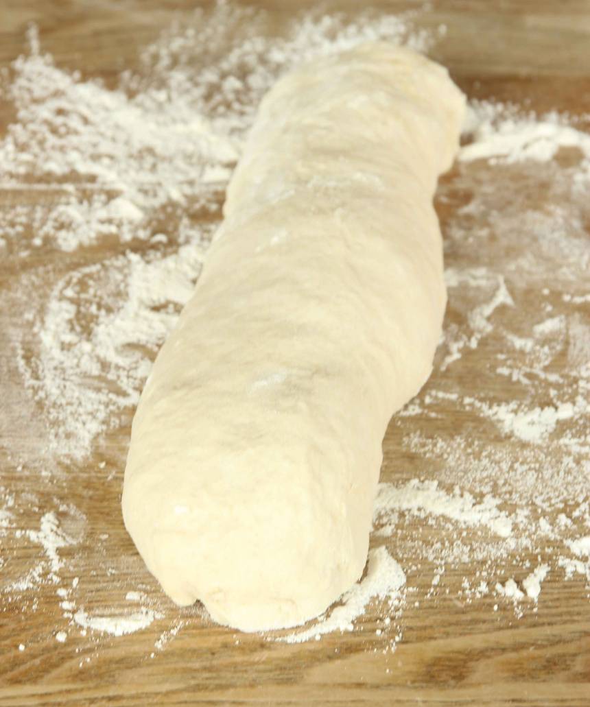1. Gör degen enligt receptet och låt den jäsa under bakduk i ca 45 min. Knåda sedan igenom den på ett mjölat bakbord och forma den till en limpa. 