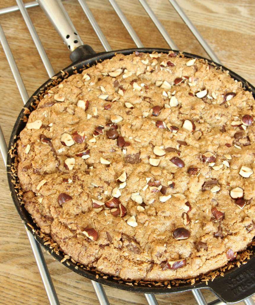 5. Grädda kakan längst ner i ugnen i 32–38 min. Låt kakan svalna i formen. Servera den gärna med lättvispad grädde eller vaniljglass.