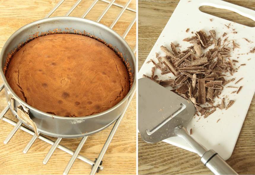 3. Grädda kakan mitt i ugnen i 20–25 min beroende på hur kladdig du vill ha den. Låt den svalna i formen. Pudra över florsocker och strö på hyvlad eller riven choklad. Servera den gärna med vispad grädde eller vaniljglass.