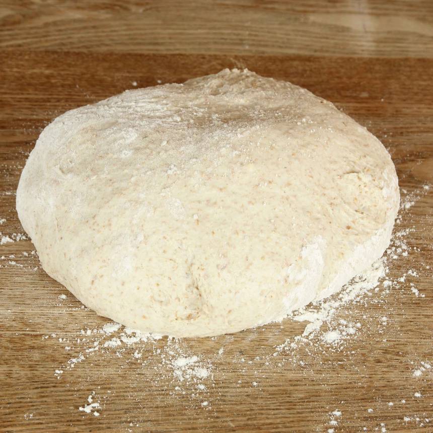 1. Gör degen enligt receptet och låt den jäsa under bakduk i 50–60 min. 