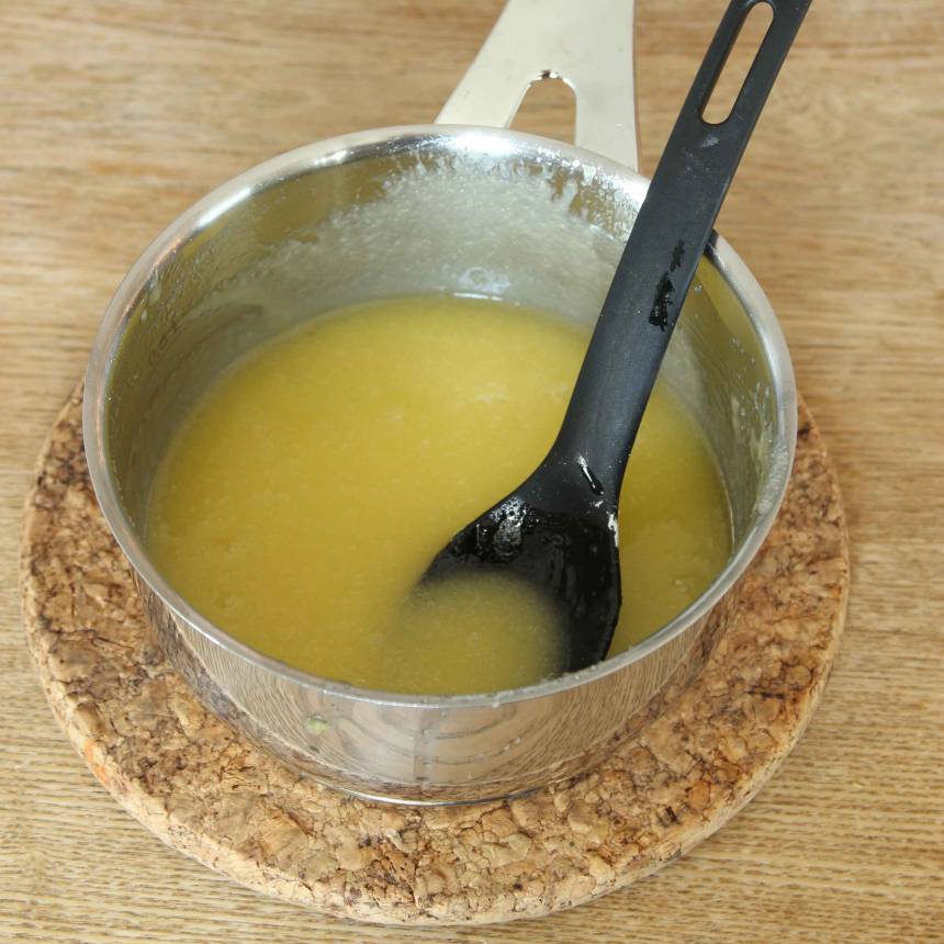 3. Glasyr: Smält smöret i en kastrull. Ta bort kastrullen från plattan. Tillsätt strösocker och vaniljsocker och blanda ordentligt så att sockerkristallerna smälter. Blanda sist ner äggulan och blanda tills smeten tjocknar och svalnar.