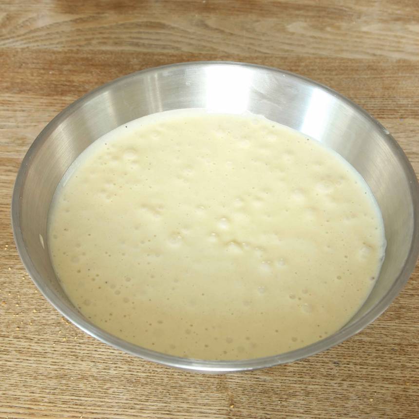 2. Vispa ägg och socker pösigt i en bunke. Tillsätt bakpulver, vaniljsocker, smör, mjölk, ananasjuice och vetemjöl. Vispa ihop allt till en slät smet.