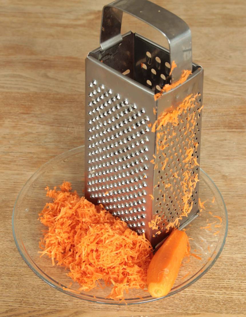 1. Sätt ugnen på 175 grader. Skala och riv morötterna fint.