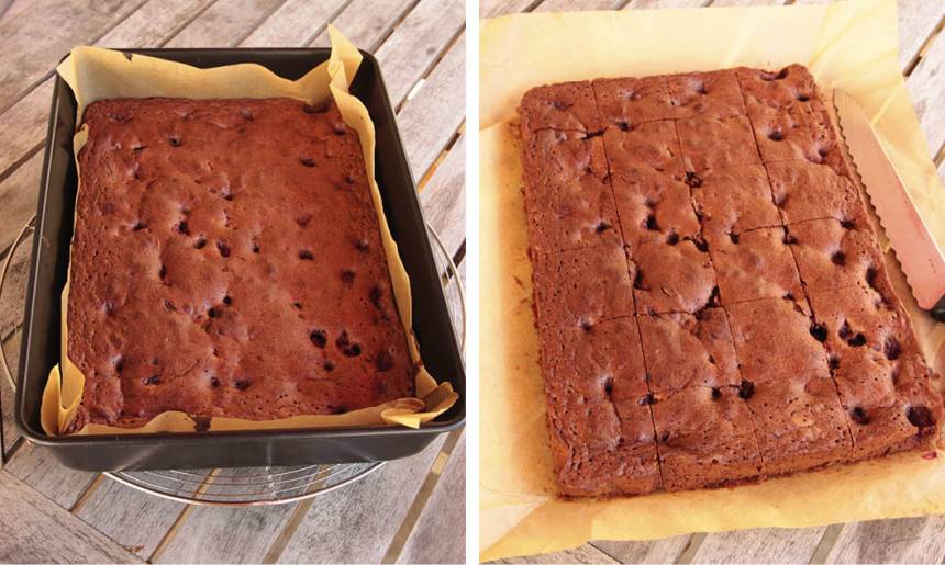 4. Grädda kakan mitt i ugnen i 25–30 min. Låt den kallna helt innan du skär den i rutor. 