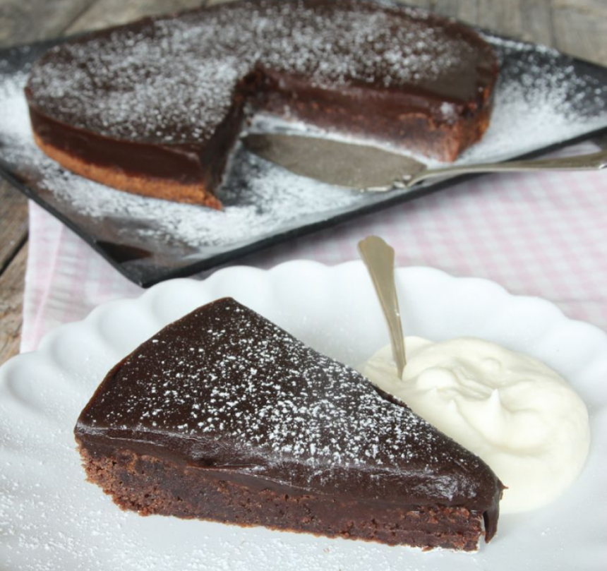 Baka en klassisk chokladfudgetårta – klicka här för recept!