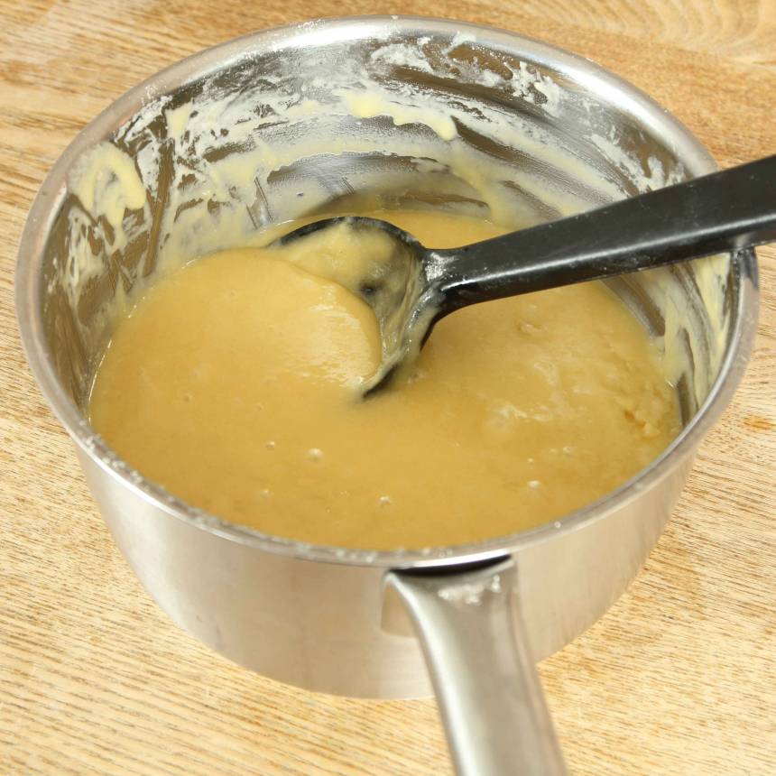 2. Smält smöret i en kastrull. Blanda ner sockret och rör om. Tillsätt resten av ingredienserna och blanda ihop allt till en slät smet.