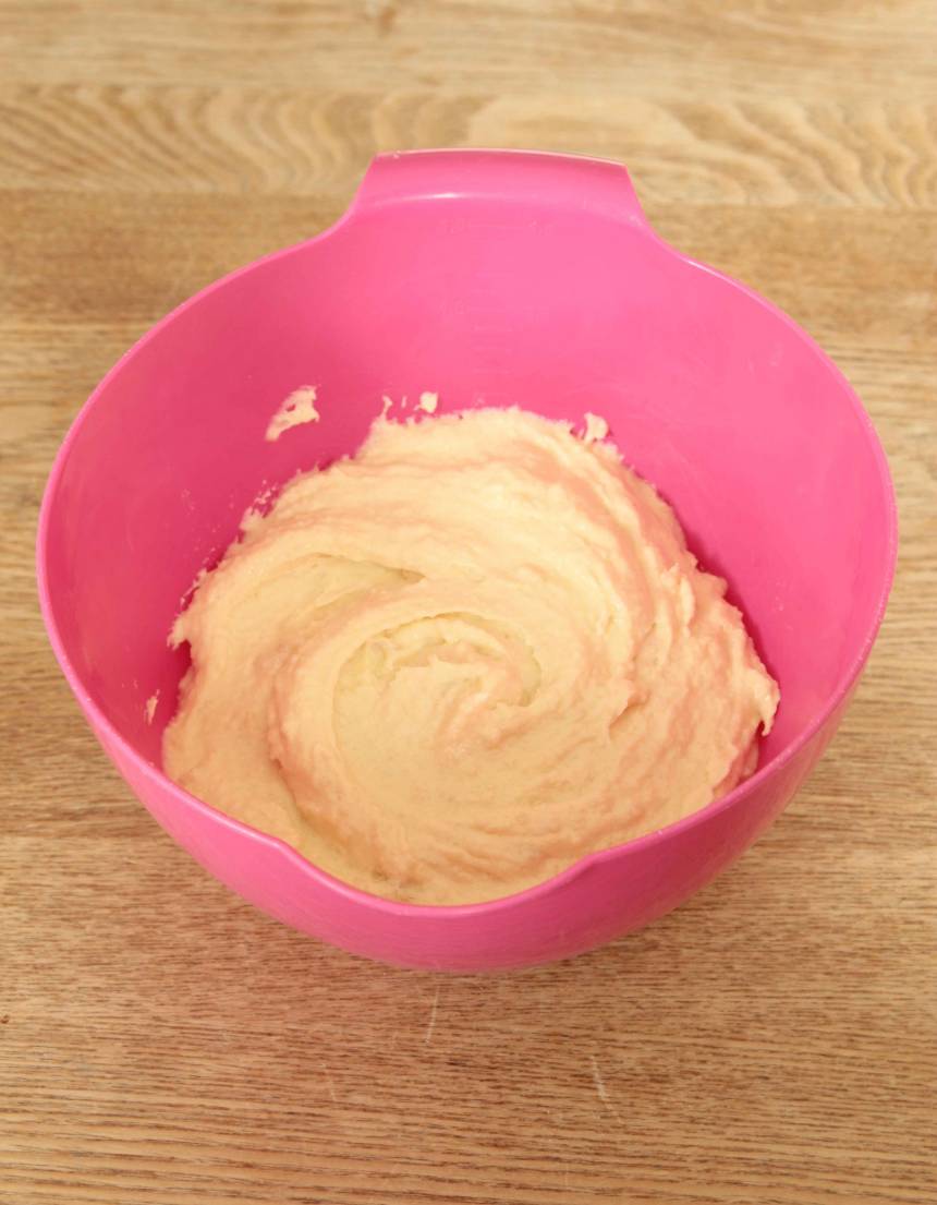 3. Mazarinfyllning: Vispa ihop mandelmassa och smör med en elvisp i en bunke. Tillsätt äggen och fortsätt vispa till en slät massa.