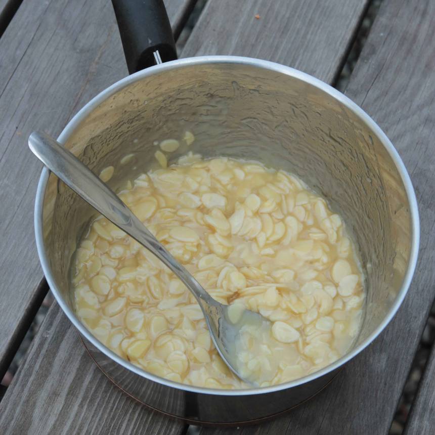 3. Toscasmet: Smält smöret i en kastrull. Tillsätt socker, mjöl, mjölk och mandelspån. Rör ihop allt till en smet och låt den sjuda på svag värme i ca 10 min. Rör om då och då.