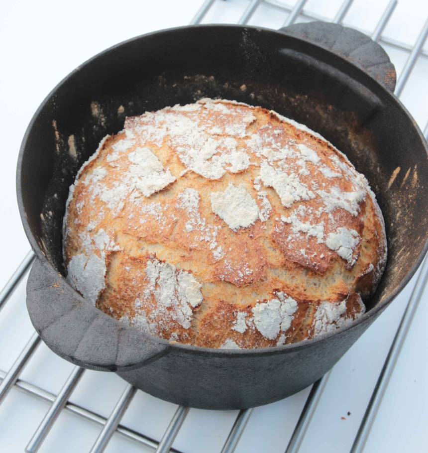 4. Grädda brödet längst ner i ugnen i 20–25 min. Ta därefter av locket och sänk temperaturen till 225 grader. Grädda brödet i ytterligare 15–20 min.