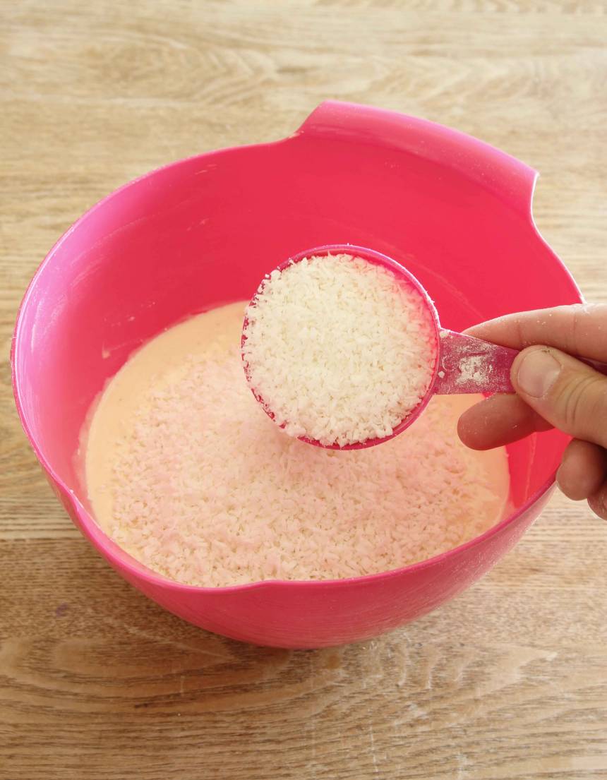 1. Sätt ugnen på 180 grader. Vispa ägg och socker pösigt i en bunke. Blanda vaniljsocker, bakpulver och vetemjöl i en annan bunke. Rör ner det i äggblandningen. Tillsätt kokos och smör. Rör ihop allt till en smet.