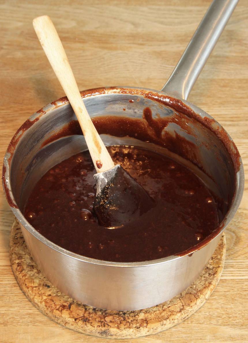 1. Sätt ugnen på 175 grader. Smält smöret i en kastrull. Tillsätt socker, kakao, salt, vaniljsocker och ägg i kastrullen och rör om. Blanda sist i mjölet och rör ihop allt till en slät smet. 