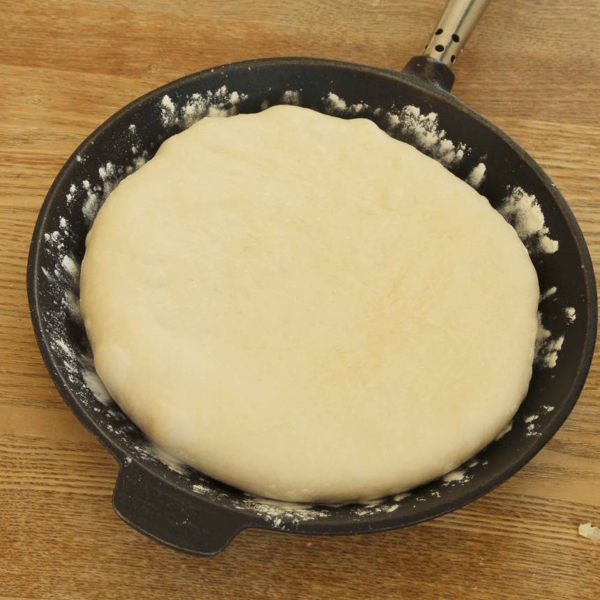 2. Tryck ut degen till en rund kaka i en mjölad stekpanna, 20–24 cm i diameter.