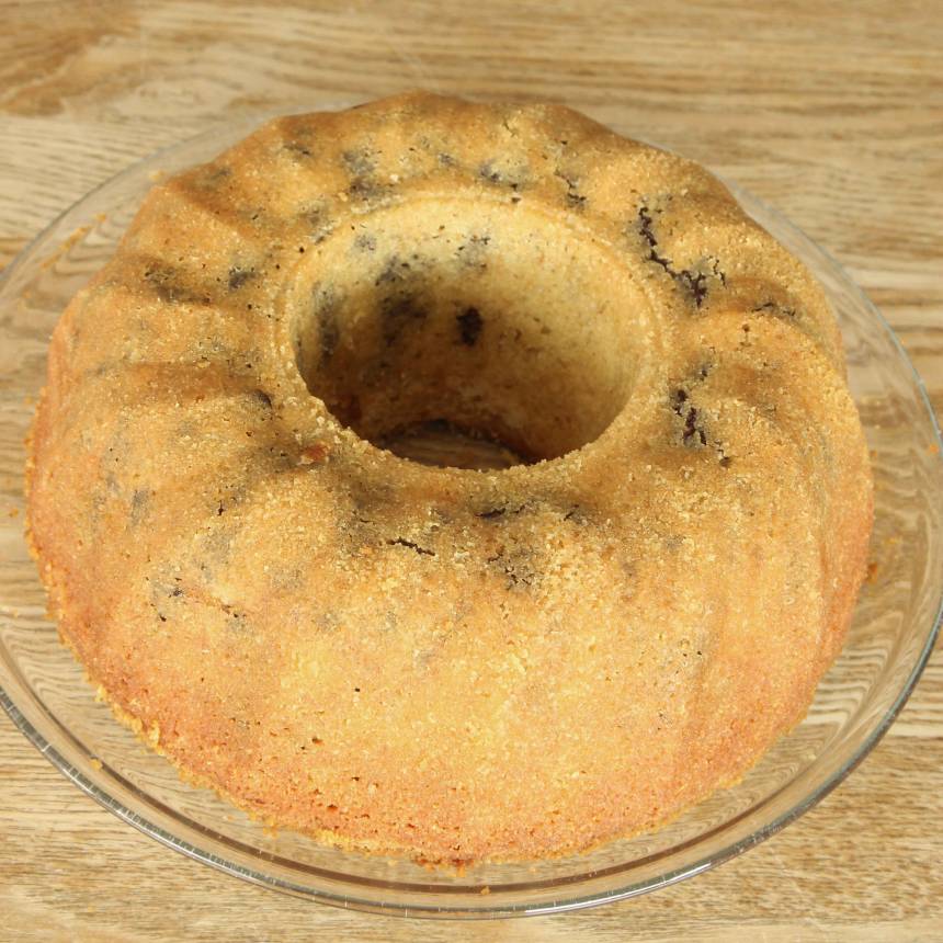 3. Grädda kakan längst ner i ugnen i 35–40 min. Låt den svalna i formen. Stjälp upp kakan på en tallrik och pudra över florsocker.