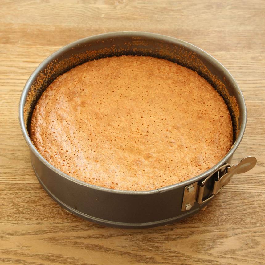 3. Grädda kakan längst ner i ugnen i 35–40 min. Låt den svalna i formen. 