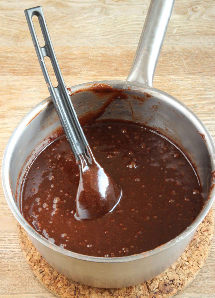 1. Sätt ugnen på 175 grader. Smält smöret i en kastrull. Tillsätt socker, vaniljsocker, kakao, ägg och vetemjöl. Rör ihop allt till en slät smet.