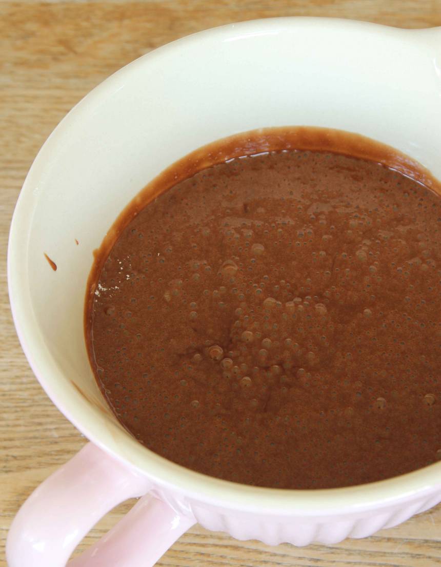 1. Botten: Sätt ugnen på 175 grader. Smält smöret i en kastrull och stäng av värmen. Tillsätt chokladen, bruten i bitar och kakao. Rör om tills chokladen smält. Låt blandningen svalna något. Vispa ägg och socker pösigt i en bunke. Tillsätt salt, mjöl och chokladblandningen. Rör ihop till en slät smet.