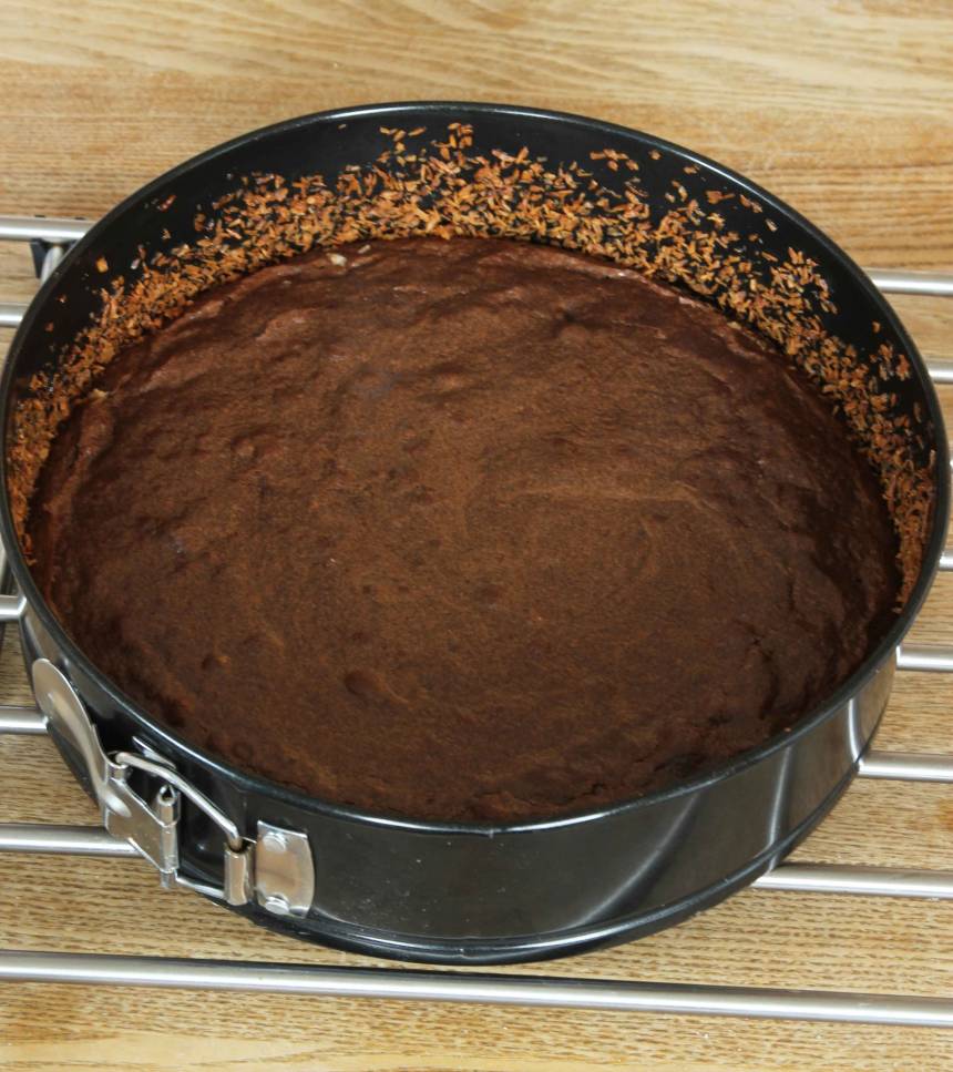 3. Grädda kakan mitt i ugnen i ca 20 min. Anpassa gräddningstiden efter hur kladdig du vill ha kakan.  Låt kakan kallna i formen. 