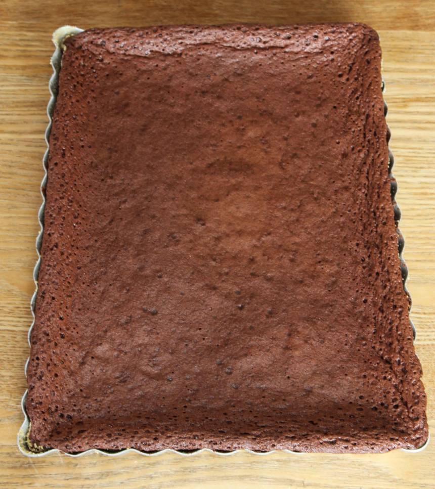 4. Grädda kakan mitt i ugnen i ca 20 min. Låt den svalna något i formen. 