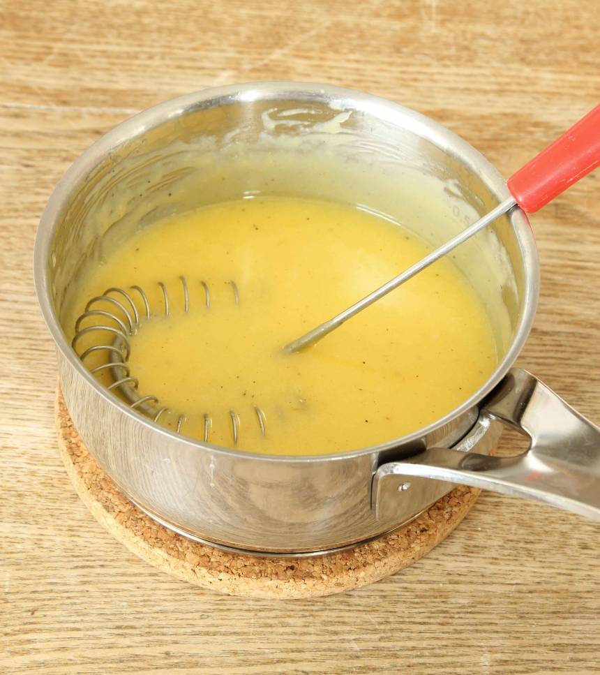 3. Vaniljsmörkräm: Blanda äggulor, grädde, socker och vaniljsocker i en kastrull. Låt smeten sjuda under ständig omrörning tills den tjocknar. Stäng av värmen och tillsätt smöret när smeten tjocknat. Vispa till en jämn smet. Kyl ner krämen i kylskåpet.