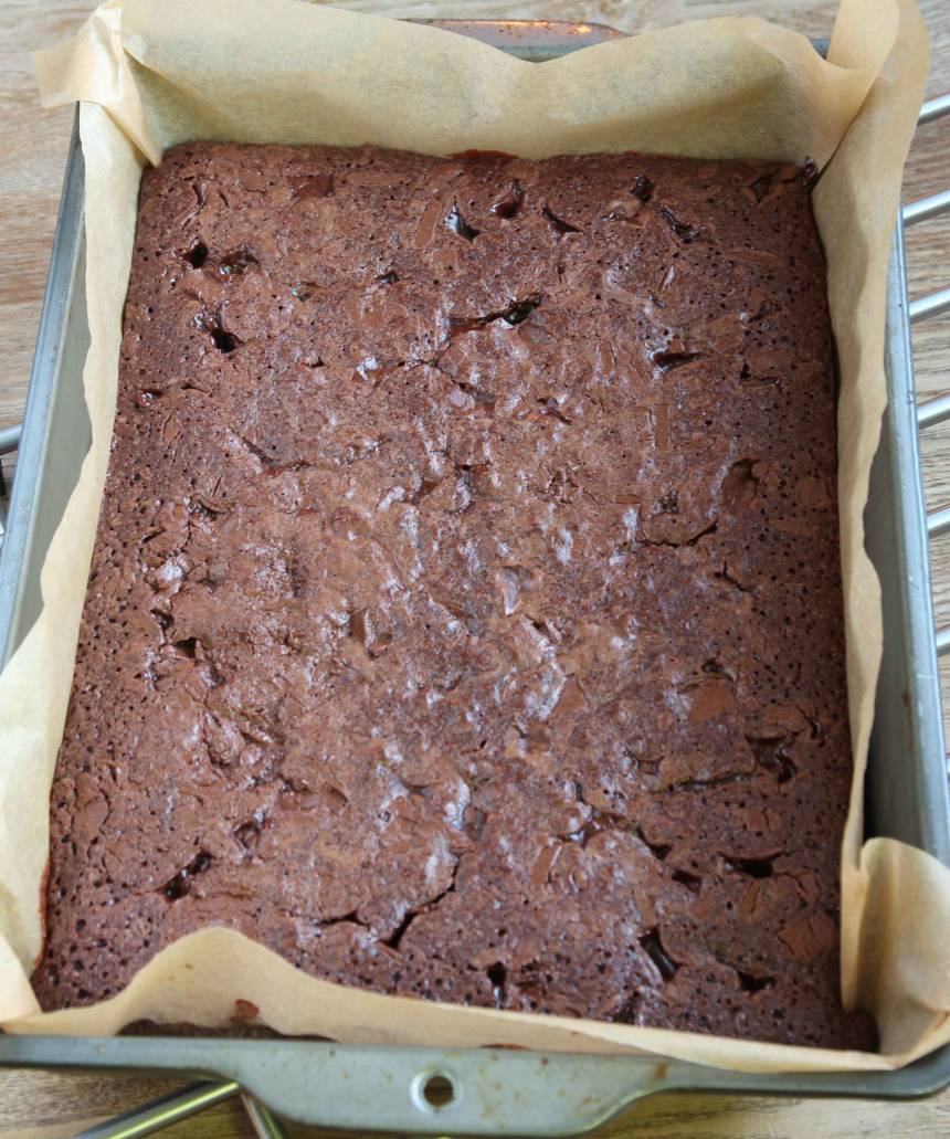 5. Grädda kakan mitt i ugnen i 25–32 min beroende på hur kladdig du vill ha den. Låt kakan kallna i formen. 