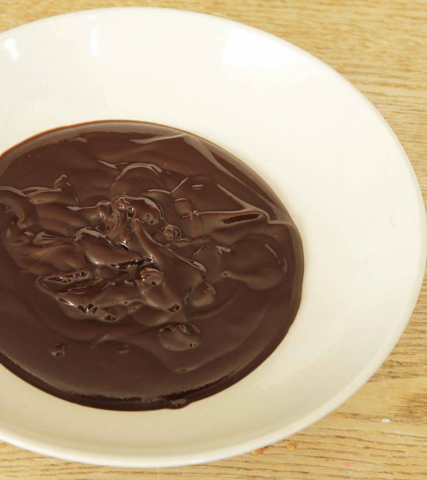5. Chokladganache: Smält chokladen över vattenbad och blanda den med grädden. Rör ihop allt till en slät smet. Låt den tjocka lite grann.