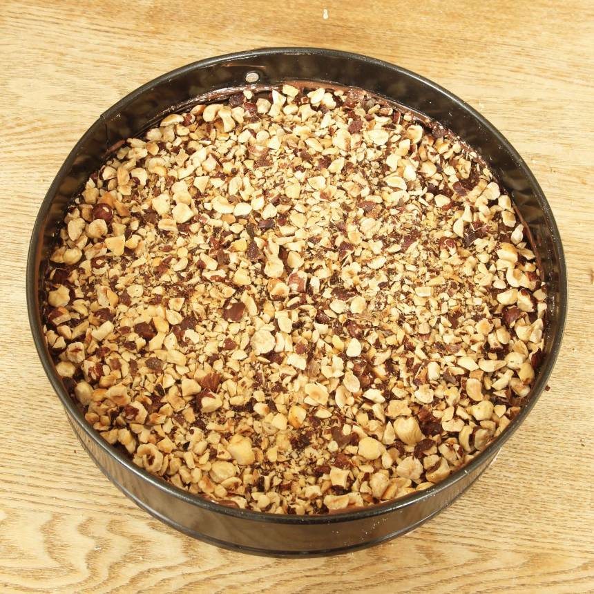 5. Strö nötterna över Nutellafyllningen. Låt kakan stå i frysen i några timmar före servering. Ta fram den ca 15 min före servering. Servera gärna kakan med lättvispad grädde.