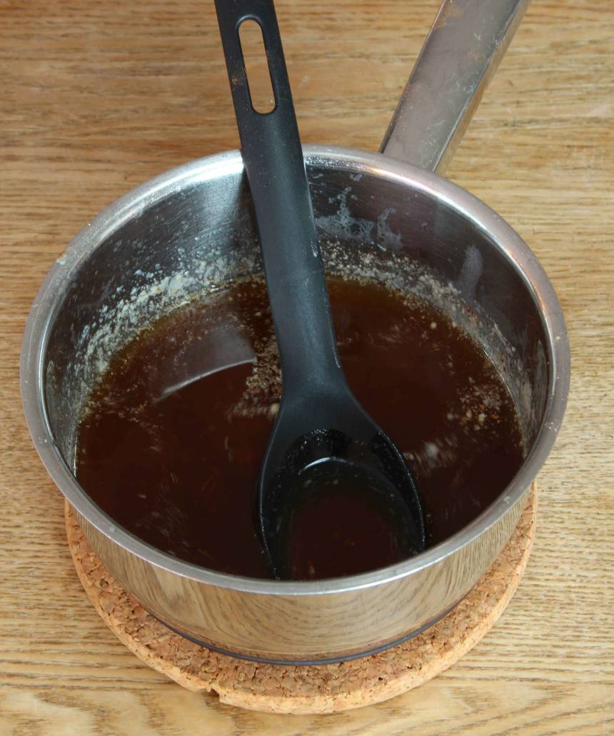 1. Sätt ugnen på 175 grader. Smält smöret i en kastrull. Ta bort kastrullen från plattan och rör ner kanel, ingefära, kardemumma och kryddnejlika.