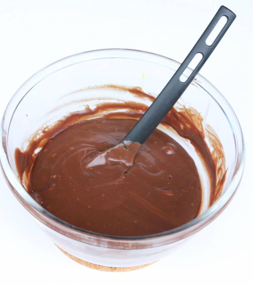 1. Smält chokladen och smöret i en skål över vattenbad. Tillsätt den kondenserade mjölken och rör om. Låt svalna något. 