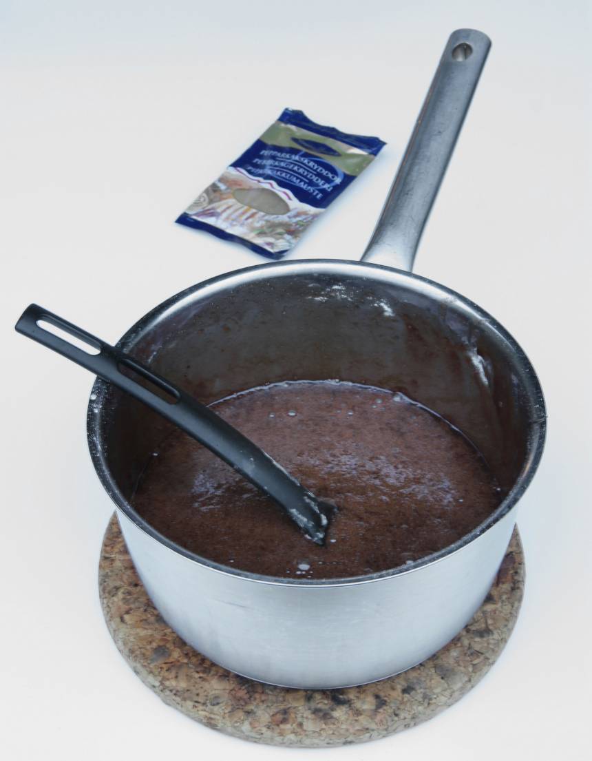 1. Sätt ugnen på 180 grader. Smält smöret i en kastrull. Stäng av värmen. Bryt chokladen i bitar och låt dem smälta i smöret. Rör ner strösocker, pepparkakskrydda, kakao, vaniljsocker och salt. Rör sist i äggen och mjölet. Blanda ihop allt till en slät smet.