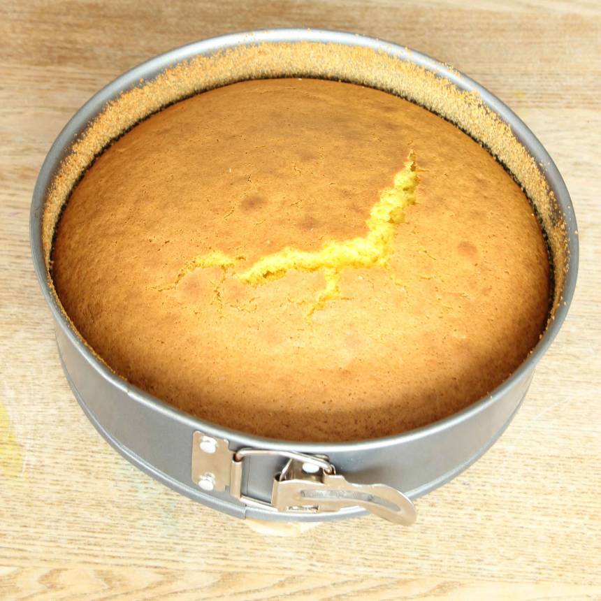 3. Grädda kakan mitt i ugnen i 35–40 min. Låt den svalna i formen. Stjälp upp kakan på en tallrik. 