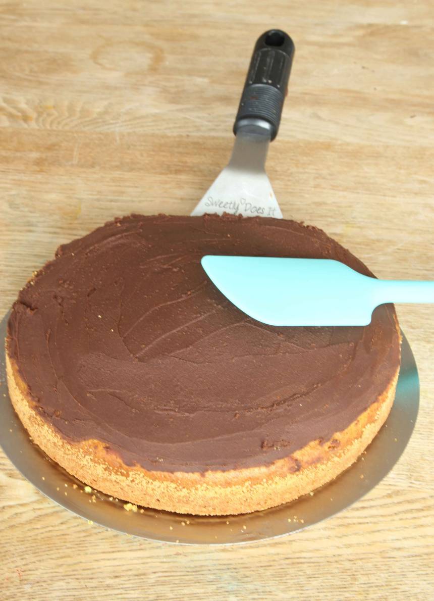 5. Bred ut chokladganachen på kakan när den tjocknat lite och blivit bredbar. Strö eventuellt lite flingsalt på toppen.