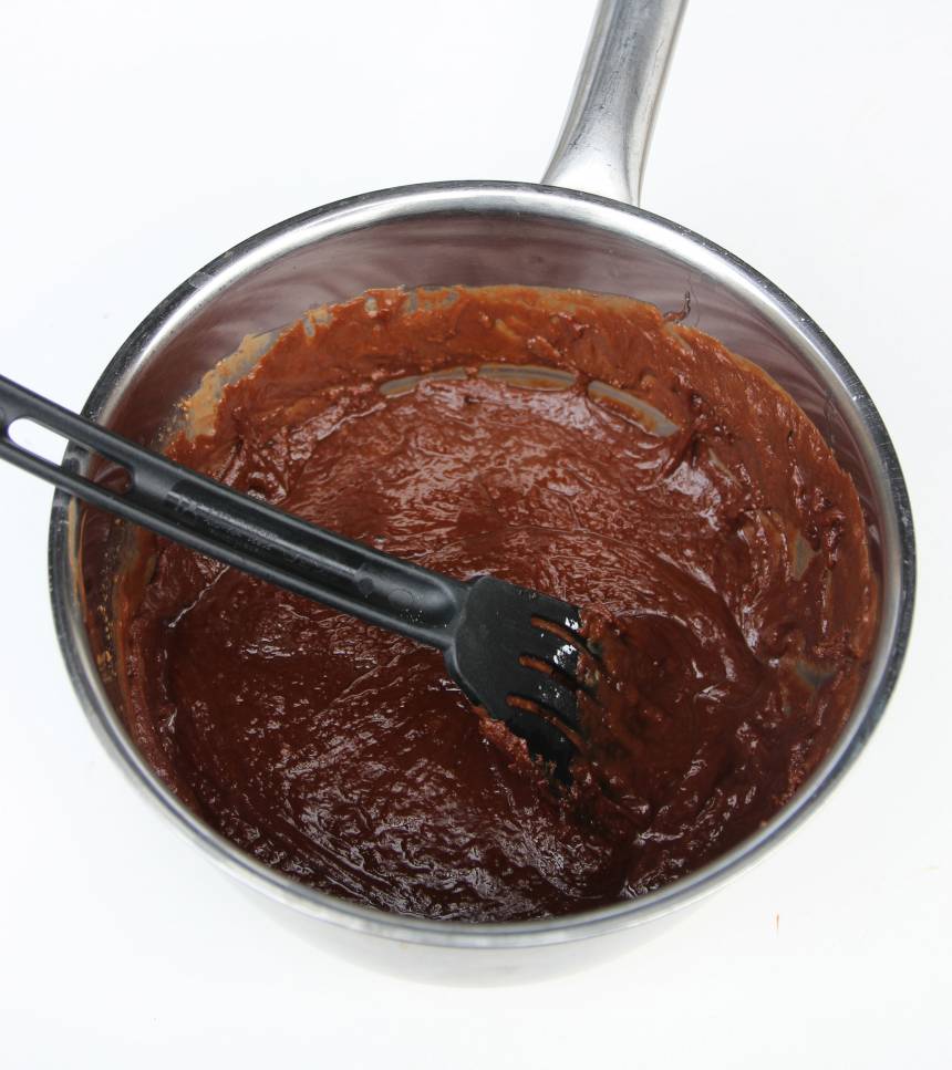 1. Smält florsocker och sirap i en kastrull. Stäng av värmen och smält chokladen och nougaten i eftervärmen.