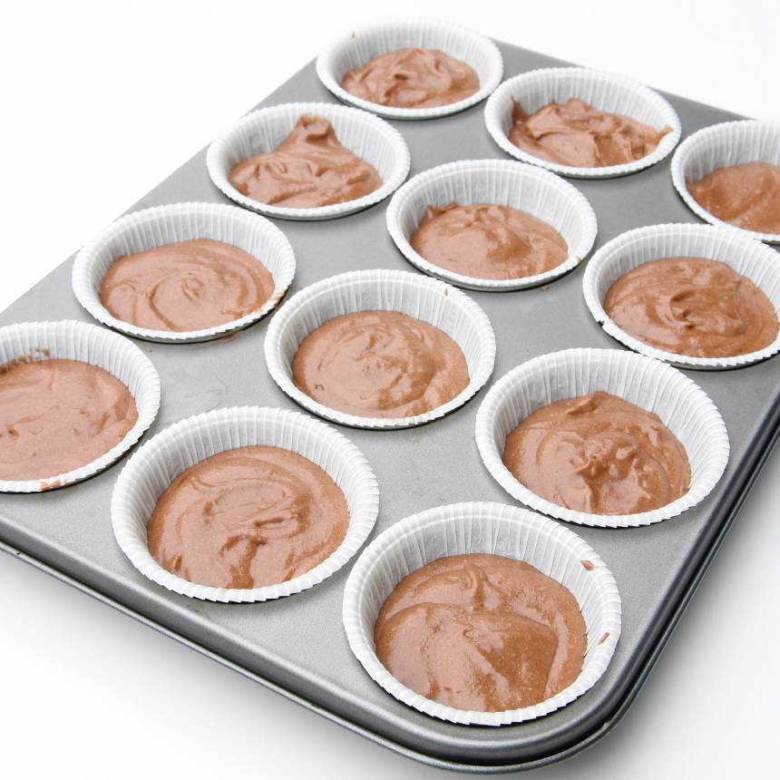 2. Fördela smeten i stora muffinsformar, ca 16 st. Fyll dem till ¾. 