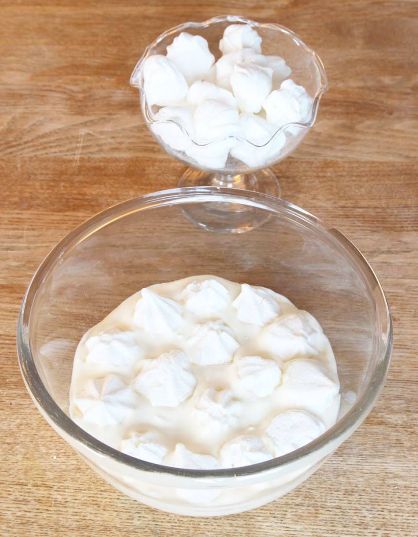 3. Häll ner vaniljsmeten i en skål, 2–3 liter och tryck ner några maränger. Ställ den i frysen tills den frusit. Ställ bunken med chokladsmet i kylen. 
