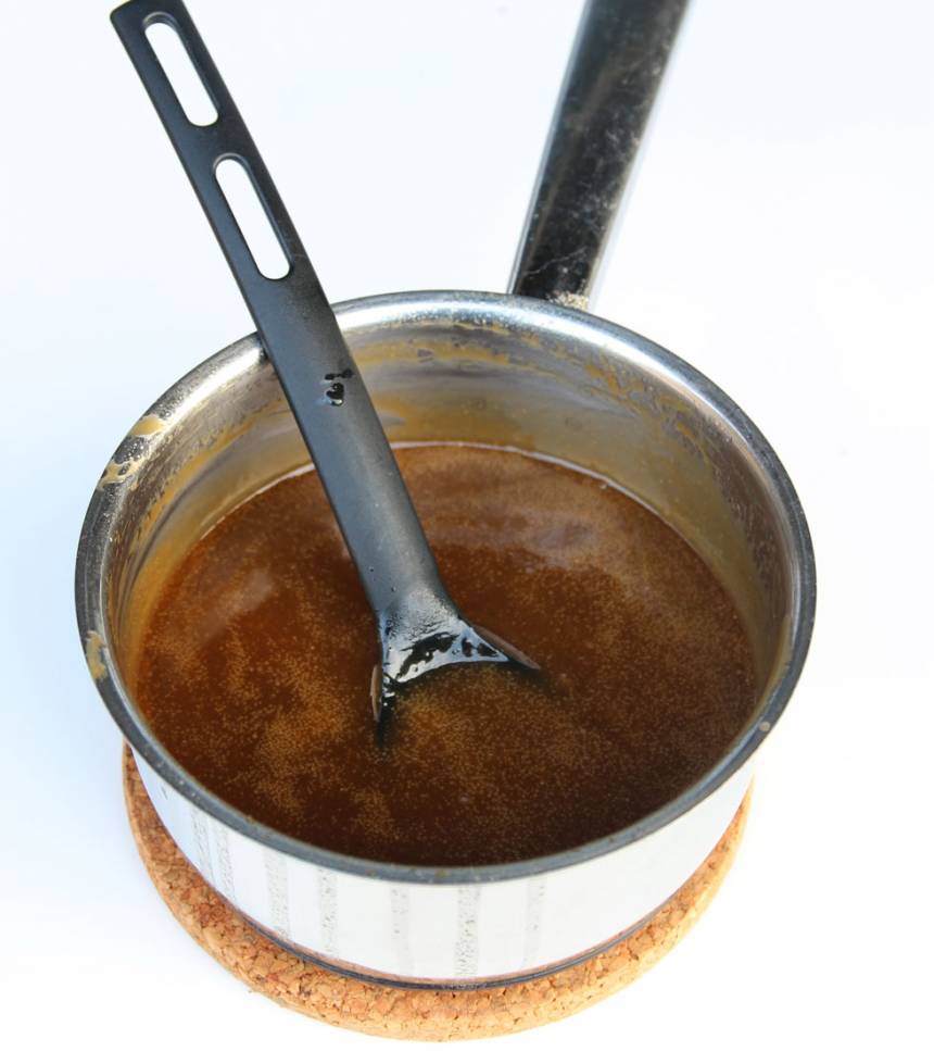 3. Kolafyllning: Smält smöret i en kastrull och koka ihop det med farinsockret i ca 1 min. Tillsätt vispgrädden och låt det puttra i 8–10 min.