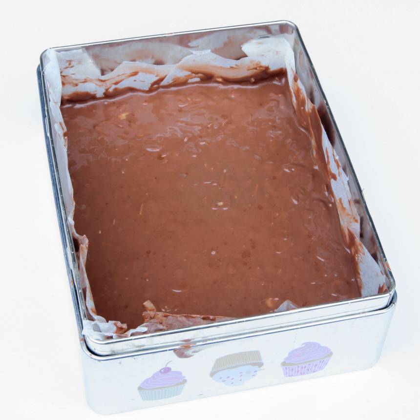 3. Bred ut chokladmassan, ca 2 cm tjock, i en form, ca 20 x 18 cm, klädd med bakplåtspapper. Låt den stå i kylen i någon timme och stelna.